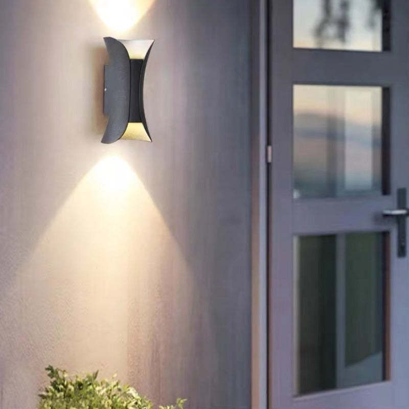 Noxel Kurvige Außenwandleuchte mit LED